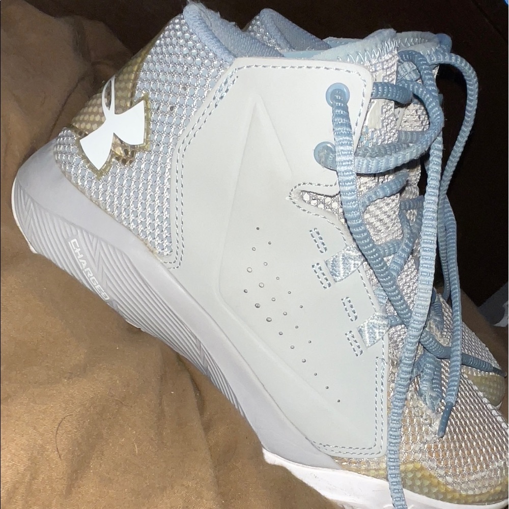 Size 7.5y Under Armour Charged Basketball shoes